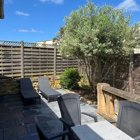 丽焦娜特酒店 Nabirat